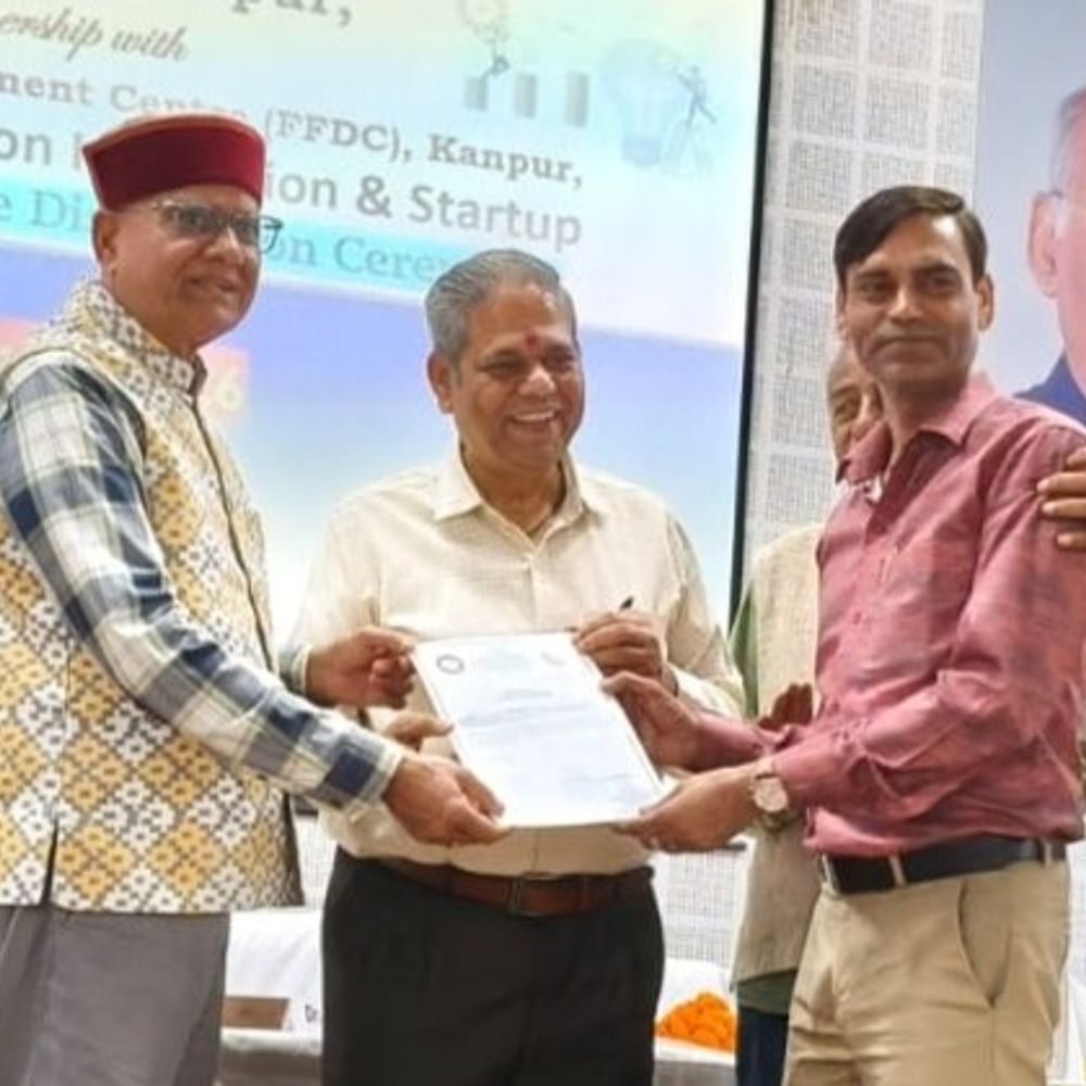 खुशबू के कारोबार से संवरेगा भविष्य:कानपुर के युवाओं ने सीखे अगरबत्ती और इत्र बनाने के गुर, बांटे गए सर्टिफिकेट