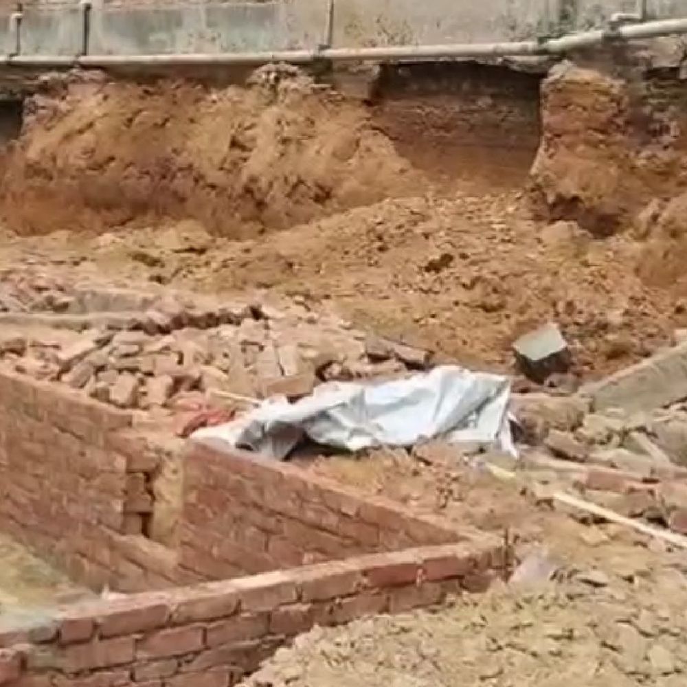 देवरिया में दीवार गिरने के मामले में कार्रवाई:भवन मालिक, ठेकेदार, इंजीनियर पर FIR, नोटिस जारी, दो की हुई थी मौत