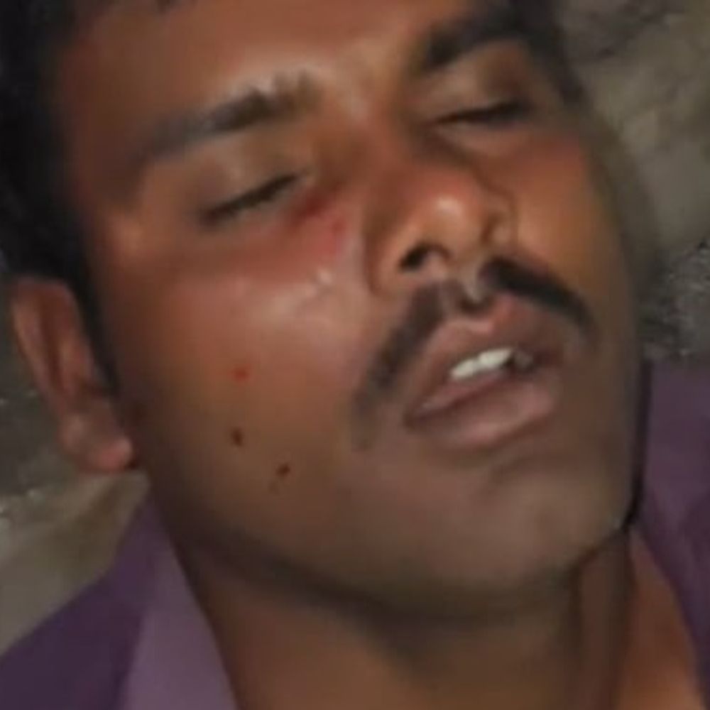 रेत चोरी की शिकायत पर युवक की पिटाई का VIDEO:सोन नदी के पुल पर चार लोगों ने पीटा, मारे बेल्ट-मक्के और ईंट