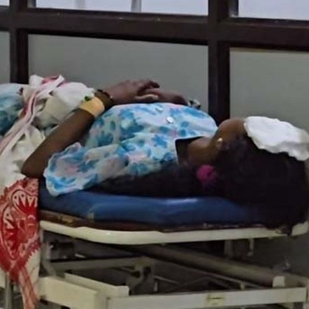 बारात से लौट रही कार पेड़ से टकराई:  8 ग्रामीण घायल, 3 की हालत गंभीर, ओडिशा से लौटते समय रायगढ़ में हुआ हादसा – Raigarh News