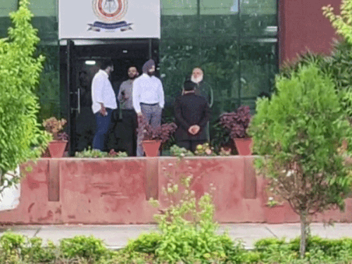 पंचकूला कोटक-महिंद्रा बैंक मैनेजर कोर्ट में पेश:  हिमाचल में छिपाए हैं लैपटॉप-प्रिंटर और फर्जी मोहर, दिल्ली से लग्जरी कार बरामद करेगी ACB – Panchkula News