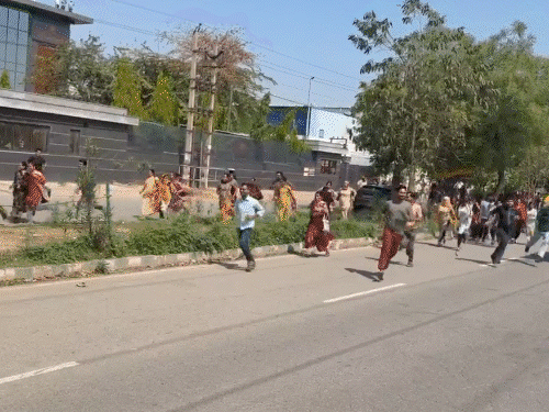 गुरुग्राम में हड़ताली कर्मचारियों पर लाठीचार्ज:एक का सिर फूटा-20 घायल, पुलिस की बाइक फूंकी-गाड़ी तोड़ी; सैलरी बढ़ाने के नोटिस लगे