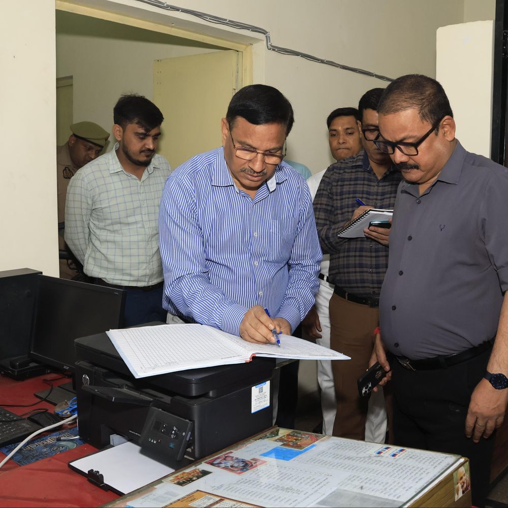 डीएम ने पूर्ति विभाग में मारा छापा:फाइलों की धीमी रफ्तार और कार्यशैली की खुली पोल