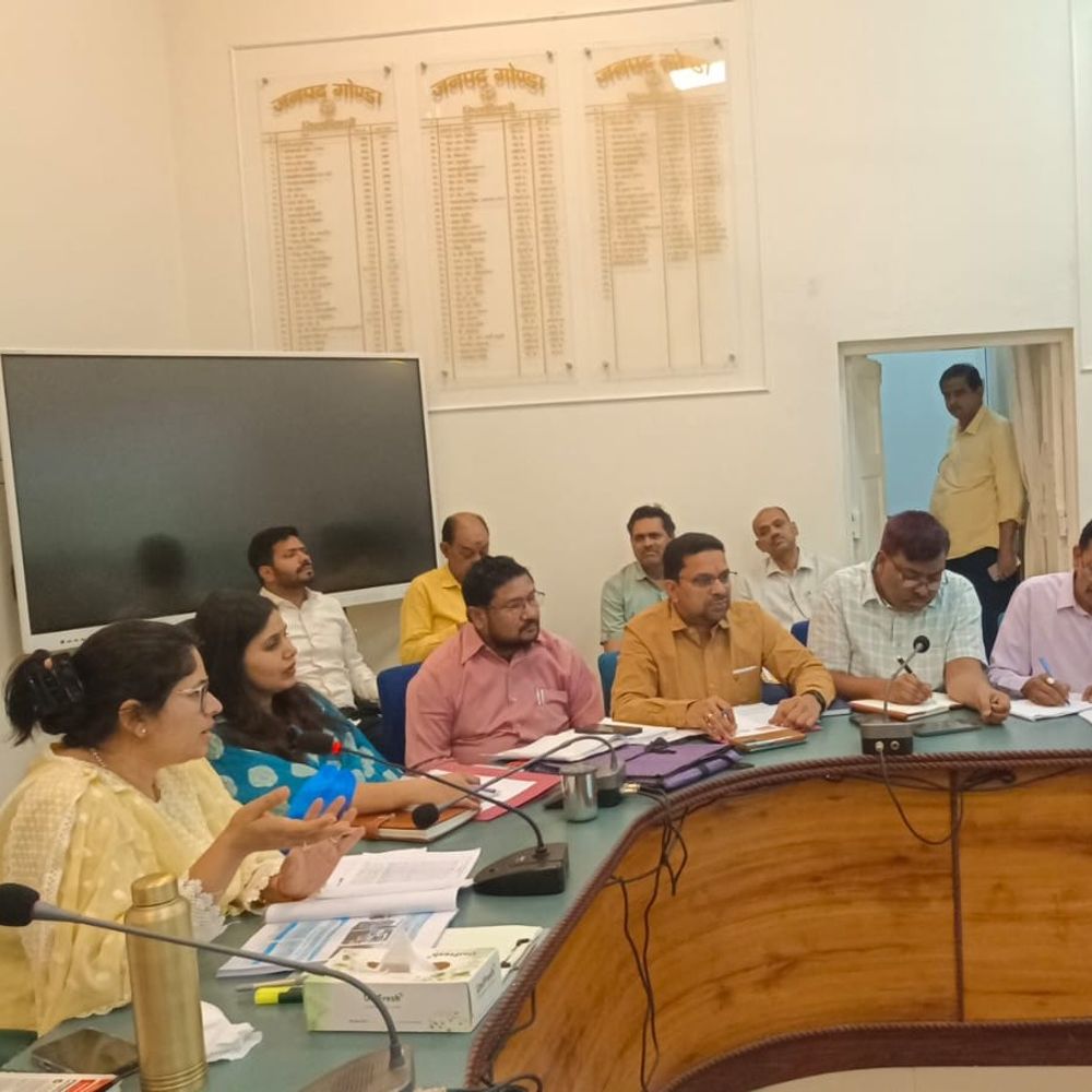 डीएम की समीक्षा बैठक में छपिया बीडीओ पर कार्रवाई:आपात्र लाभार्थियों को भुगतान करने वाले सचिवों से होगी रिकवरी