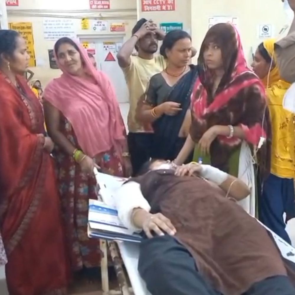 पति ने पत्नी पर धारदार हथियार से हमला किया:फिरोजाबाद में घरेलू कलह में झगड़ा, महिला गंभीर घायल, आगरा रेफर