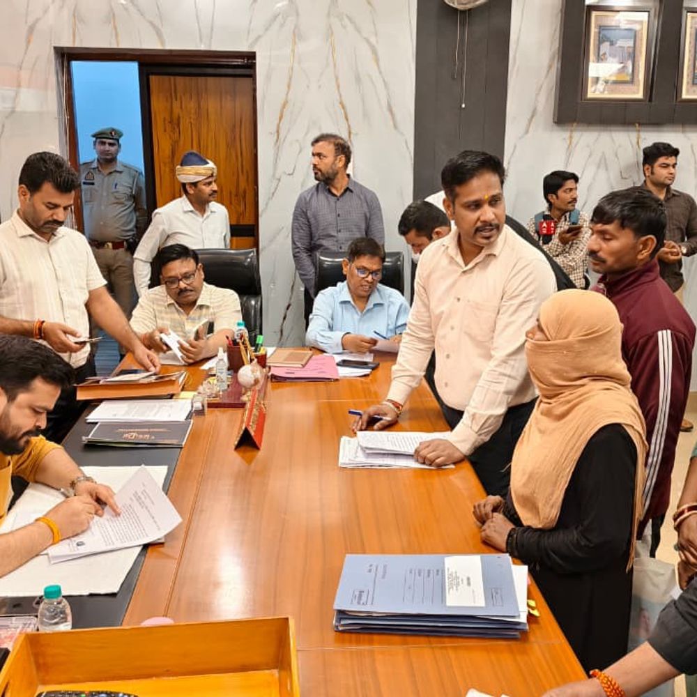 रामपुर डीएम ने जनता दर्शन में सुनीं शिकायतें:अधिकारियों को समयबद्ध और पारदर्शी निस्तारण करने के दिए निर्देश