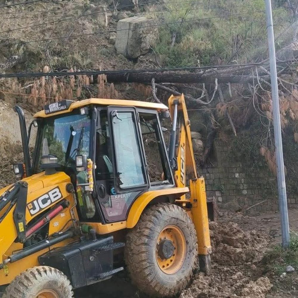 धर्मशाला के पर्यटन स्थल इंद्रूनाग मार्ग पर भूस्खलन:  भारी बारिश के कारण सड़क अवरुद्ध, कई घंटे ट्रैफिक जाम में फंसे रहे लोग – Dharamshala News