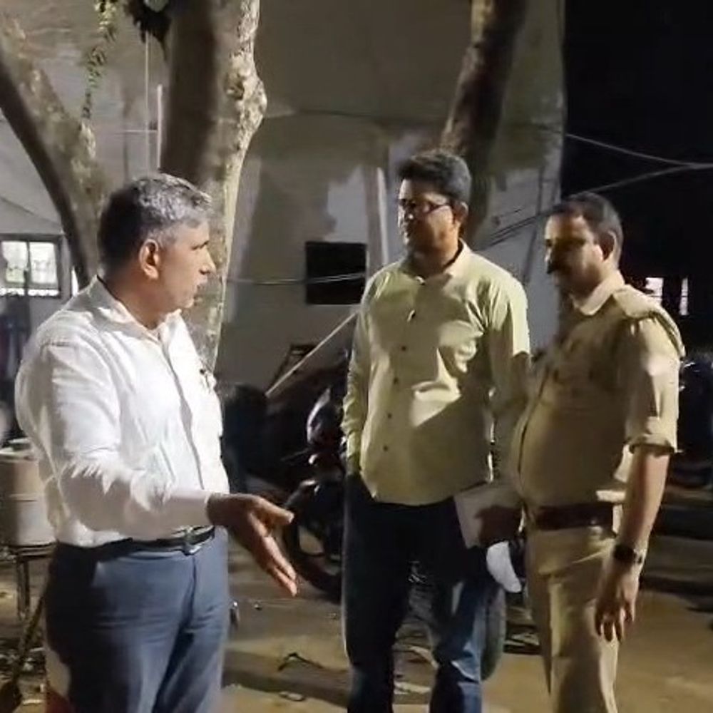 इटावा में आबकारी हेडकांस्टेबल 12 हजार रिश्वत लेते गिरफ्तार:एंटी करप्शन टीम ने लाइसेंसधारक की शिकायत पर की कार्रवाई