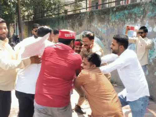 शिक्षा माफिया के खिलाफ छात्रों का प्रदर्शन:अलीगढ़ में पुलिस से नोकझोंक, कलेक्ट्रेट पर अनिश्चितकाली धरना शुरू