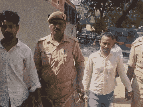 मोबाइल चोरी कर करते थे साइबर फ्राड, दो गिरफ्तार:UPI आईडी एक्टिव कर उड़ा देते थे अकाउंट से पैसा, 9 मोबाइल बरामद