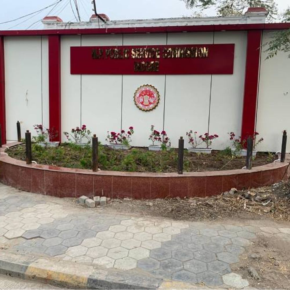 इंदौर एजुकेशन ब्रीफ:एमपीपीएससी: 385 पदों के लिए 13 मई से डेंटल सर्जन इंटरव्यू; डीएवीवी: मई से पीएचडी प्रवेश प्रक्रिया शुरू