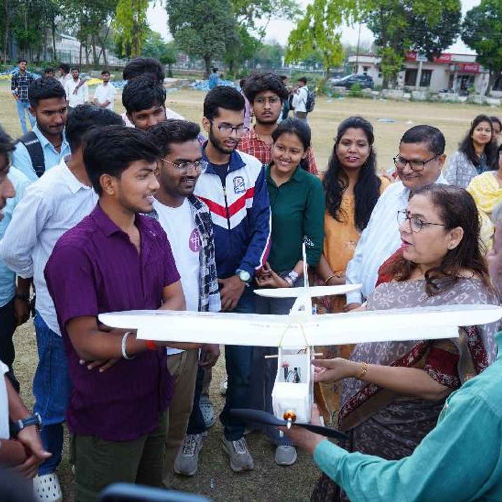 DDU IET में स्टूडेंट्स ने उड़ाए हवाई जहाज:तीन दिनों की वर्कशॉप में सीखे एयरो मॉडलिंग, तैयार किए कई मॉडल