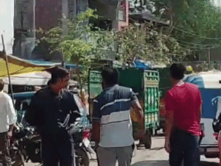 आगरा में दिनदहाड़े गोलियां चलने से क्षेत्र में दहश्त-VIDEO:  महिला बाल-बाल बची,बेटे को मारने के लिए आए थे,पुलिस जांच में जुटी – Agra News