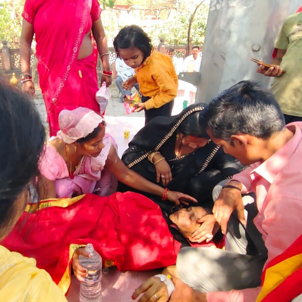 सुल्तानपुर में युवक की मौत पर गिरफ्तारी की मांग तेज:महा न्याय पंचायत की चेतावनी, गांव में भारी पुलिस बल तैनात