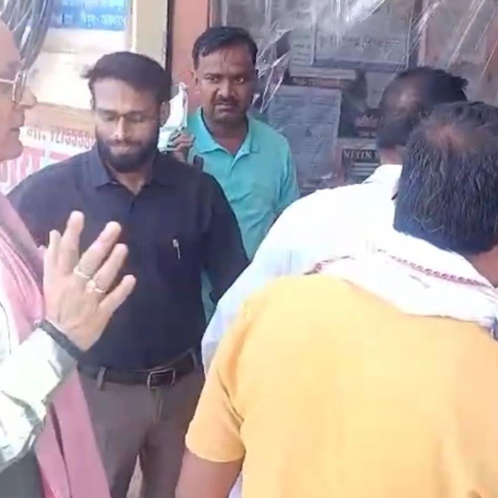 मिर्जापुर में लेखपाल रिश्वत लेते गिरफ्तार:जमीन पैमाइश के लिए मांगे थे 10 हजार रुपये, एंटी करप्शन टीम ने पकड़ा