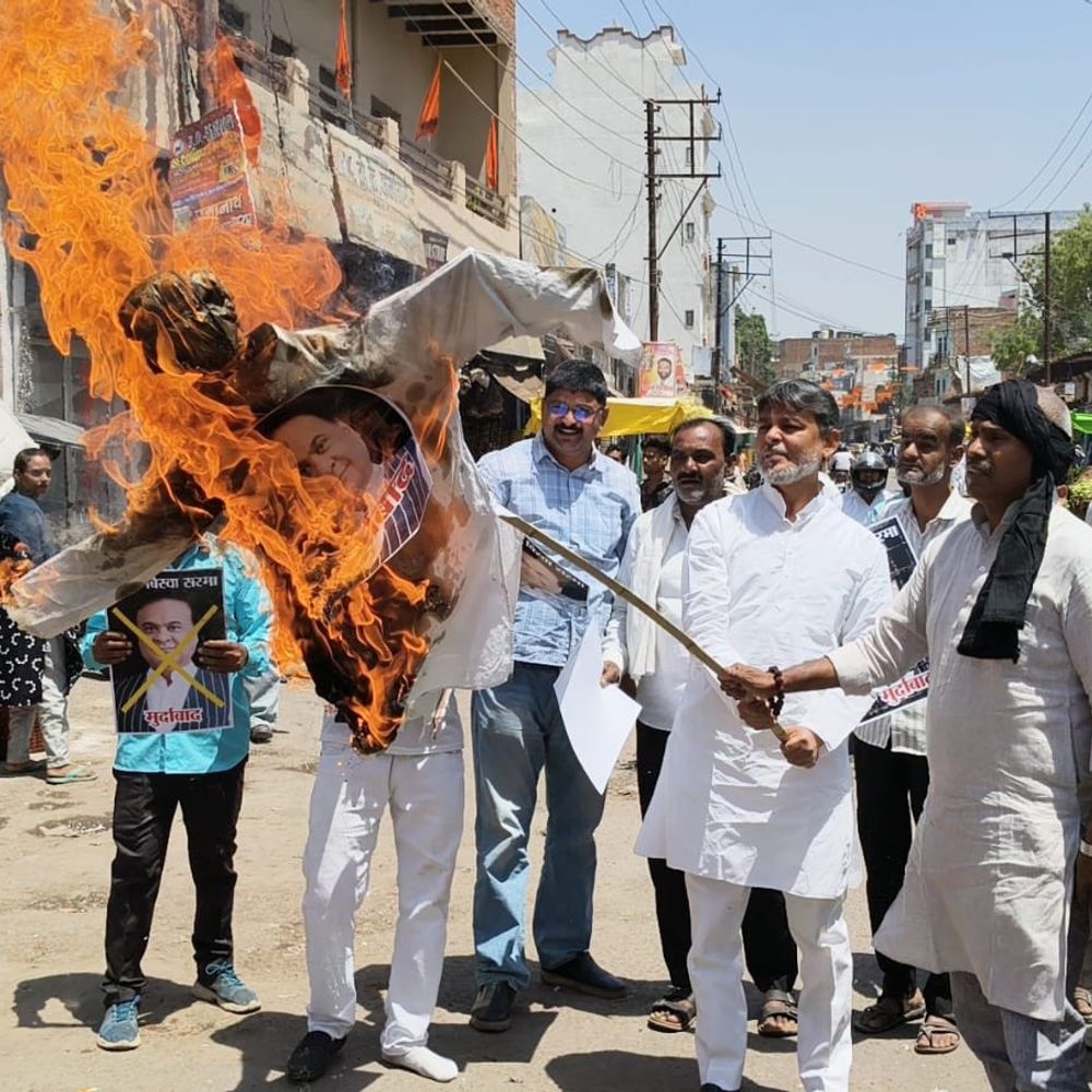 असम CM हिमंत बिस्वा सरमा का पुतला फूंका:जिलाध्यक्ष बोले: चुनाव रद्द कर उन्हें जेल भेजा जाए, अमर्यादित भाषा के प्रयोग पर किया गया विरोध