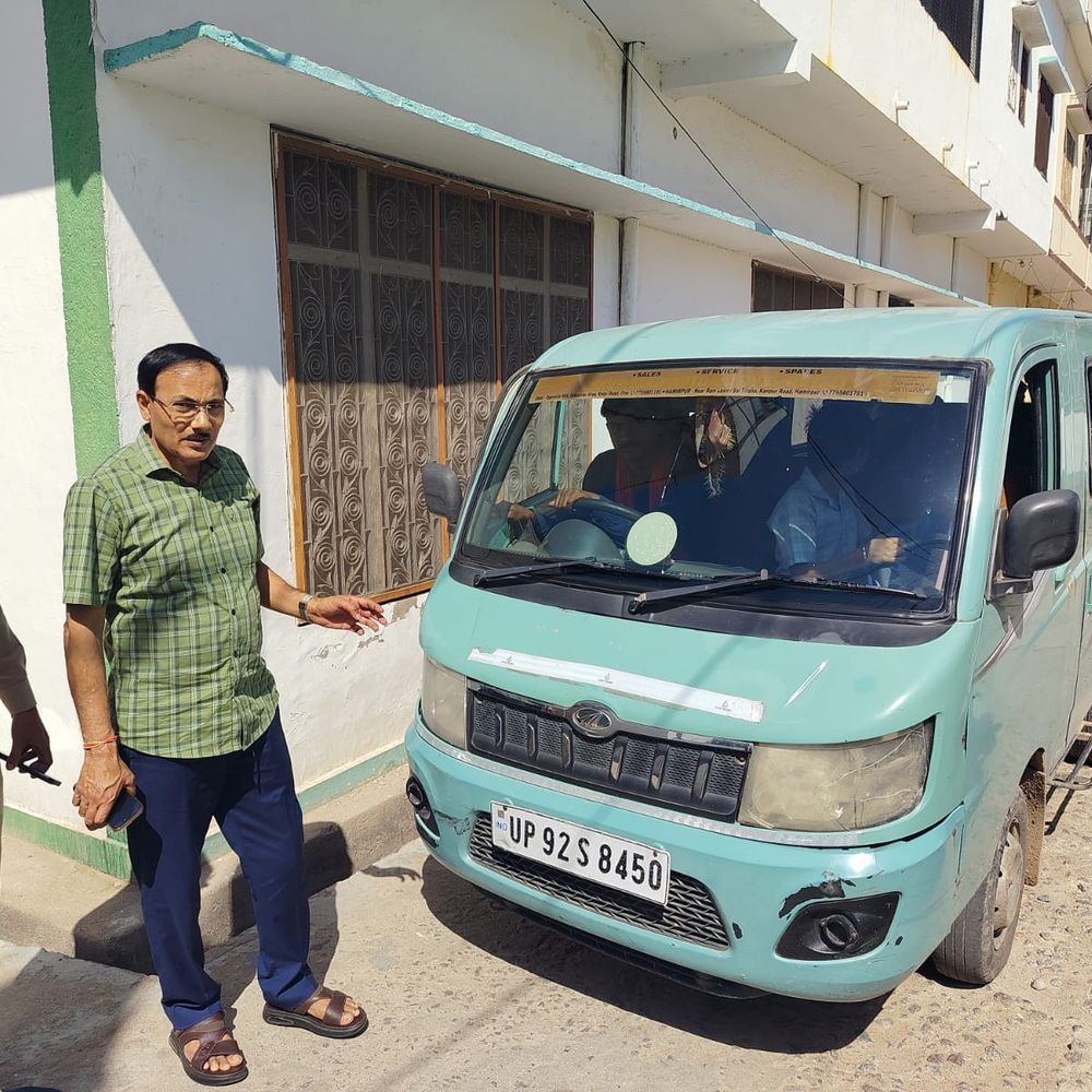 जालौन में स्कूल की ईको पलटी:सुरक्षा मानकों की अनदेखी पर स्कूल प्रबंधन समेत चार पर FIR