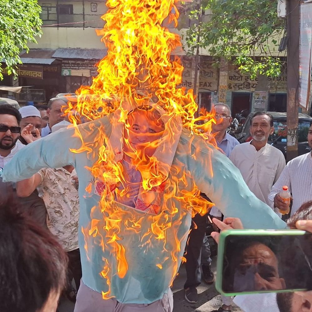 मुरादाबाद में खड़गे के कथित अपमान से भड़के कांग्रेसी:कलेक्ट्रेट में हेमंत बिस्वा शर्मा का पुतला दहन, बड़े आंदोलन की चेतावनी