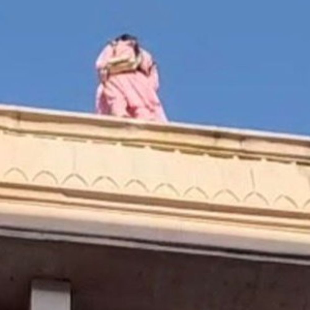 लखनऊ में हाई कोर्ट परिसर में हाई वोल्टेज ड्रामा:मासूम के साथ पांचवीं मंजिल पर चढ़ी महिला, कूदने की दी धमकी