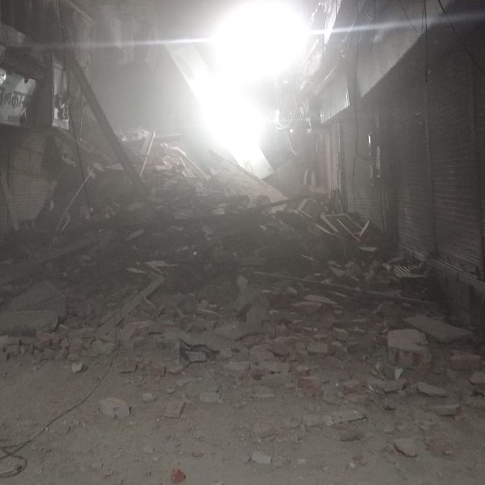 आगरा में चार मंजिला बिल्डिंग भरभराकर गिरी:किनारी बाजार में हुआ हादसा, पुलिस मौके पर पहुंची