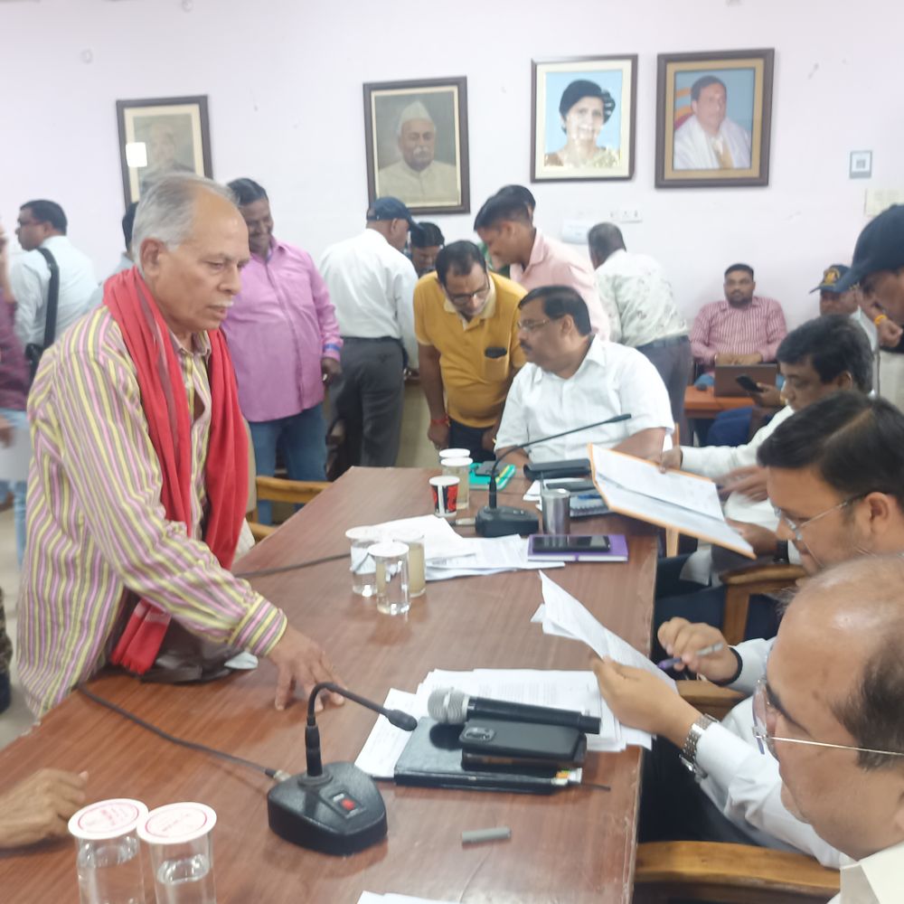 लखनऊ में समस्याओं पर नाराज लोग:महिलाएं बोलीं सड़क नहीं बनने से डिप्रेशन में आकर व्यक्ति ने फांसी लगाई, बोले कोई सुनने वाला नहीं