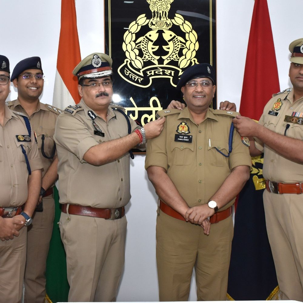 पंकज श्रीवास्तव बने एएसपी, एडीजी ने लगाए कंधे पर सितारे:बरेली जोन कार्यालय में आयोजित पिपिंग सेरेमनी में एसएसपी समेत पुलिस विभाग के कई आला अधिकारी रहे मौजूद