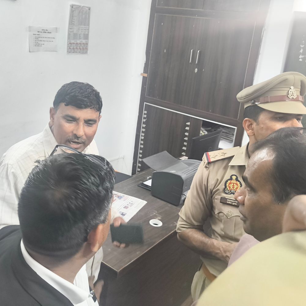 बाबा साहेब की तस्वीर के अपमान पर बखेड़ा:गाजियाबाद में अधिवक्ताओं ने DPO के ऑफिस में घुसकर हंगामा किया, FIR की मांग