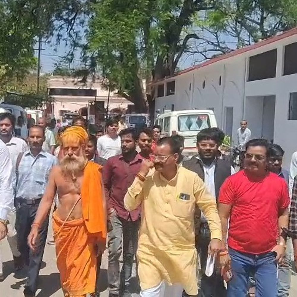 सीतापुर में NH-30 चौड़ीकरण से हनुमान मंदिर हटाने की नोटिस:हिंदू संगठनों ने विरोध किया, DM ने आश्वासन दिया
