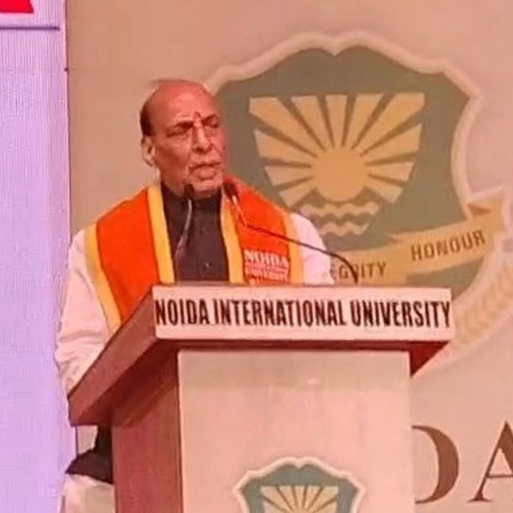ग्रेटर नोएडा पहुंचे रक्षा मंत्री राजनाथ सिंह:नोएडा इंटरनेशनल यूनिवर्सिटी के दीक्षांत समारोह में हुए शामिल