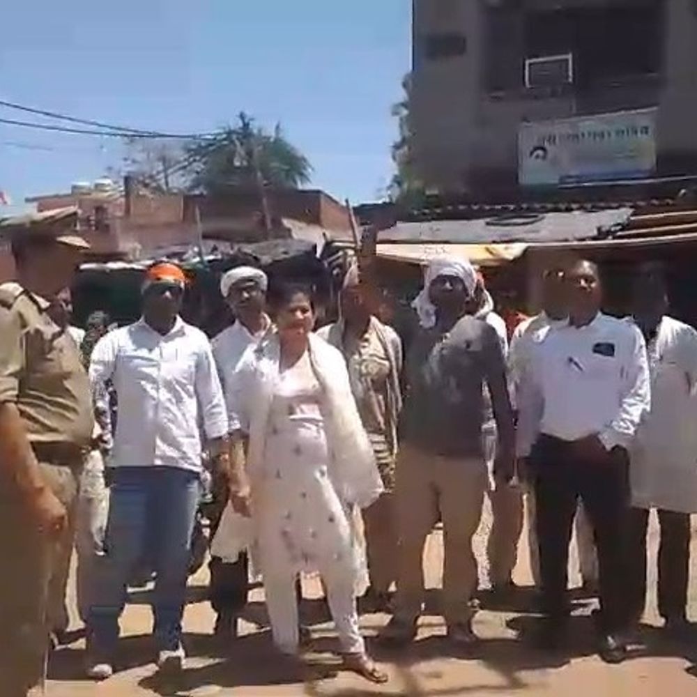 महोबा में असम सीएम का पुतला जलाने की कोशिश:पुलिस ने छीना पुतला, कांग्रेस कार्यकर्ताओं ने की सरकार विरोधी नारेबाजी