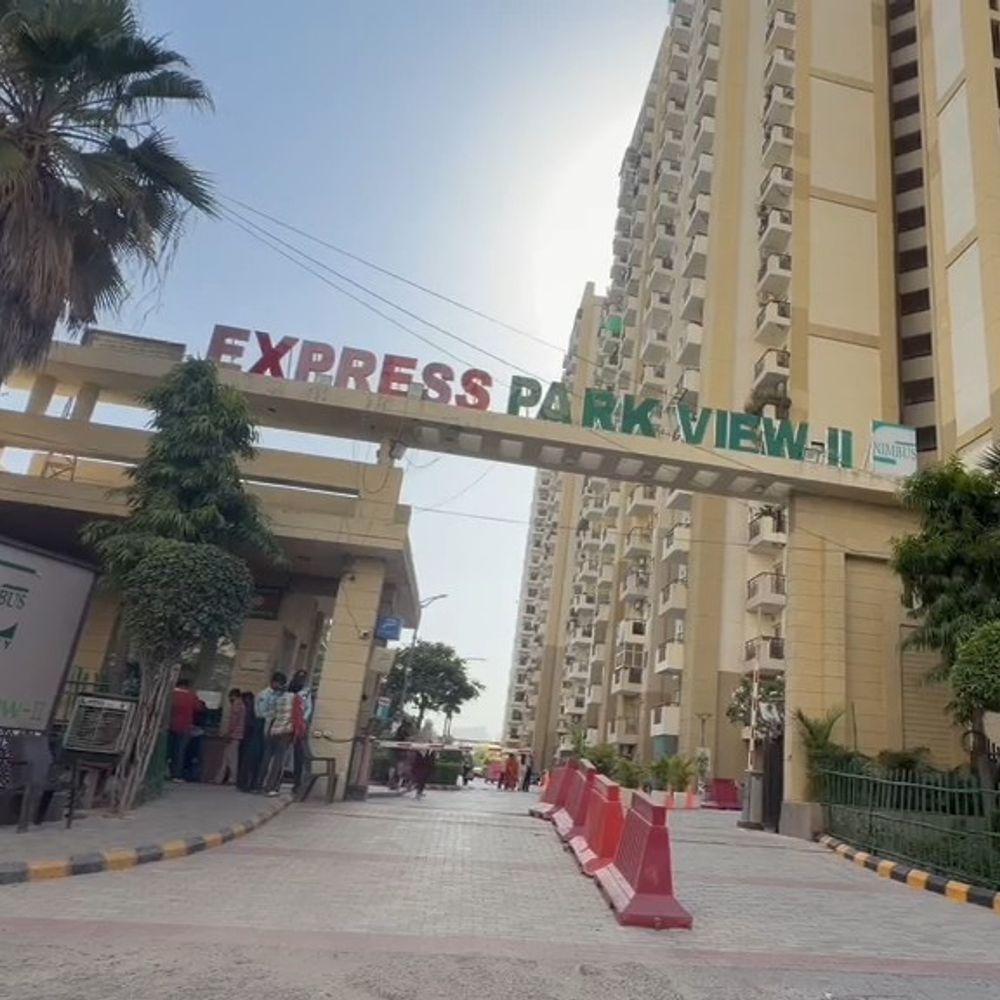 नोएडा में 1 करोड़ के फ्लैट की बालकनी गिरी:छज्जे का प्लास्टर टूटकर नीचे गिरा, युवती बोली- बाल-बाल बची जान; 28 हजार किराया देते हैं