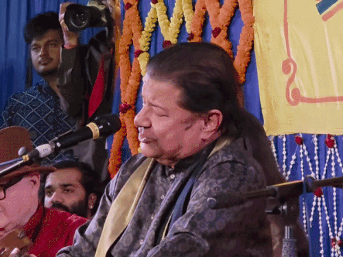 पद्मश्री अनूप जलोटा बोले-संगीत समारोह में चार्ज होने आता हूं:  काशी बदली अयोध्या बदली अब मथुरा की बारी है गीत पर झूमें श्रोता, देखें VIDEO – Varanasi News