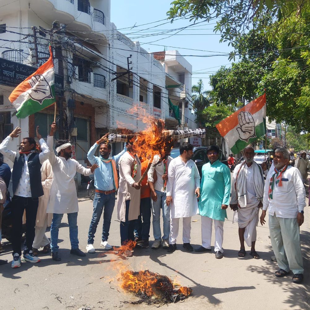 भदोही में कांग्रेसियों ने असम CM का पुतला फूंका:खड़गे-खेड़ा पर टिप्पणी के विरोध में किया प्रदर्शन