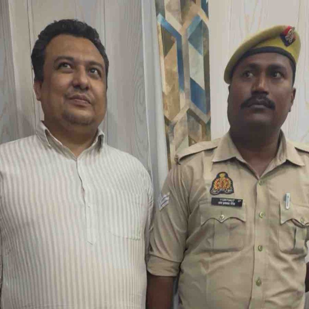 रामपुर में नकली पुलिस बनकर ठगी, पति-पत्नी गिरफ्तार:NDPS केस में बचाने के नाम पर लाखों की वसूली, नकदी बरामद