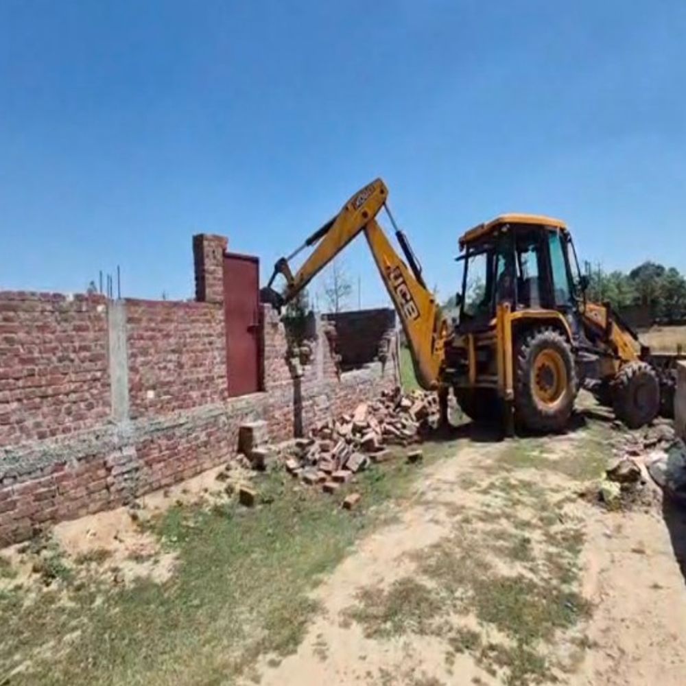 शाहजहांपुर में अवैध प्लाटिंग पर विकास प्राधिकरण का चला बुलडोजर:30 हजार वर्गमीटर भूमि पर बाउंड्रीवाल ध्वस्त, 4 महीने में 1 लाख वर्गमीटर पर कार्रवाई