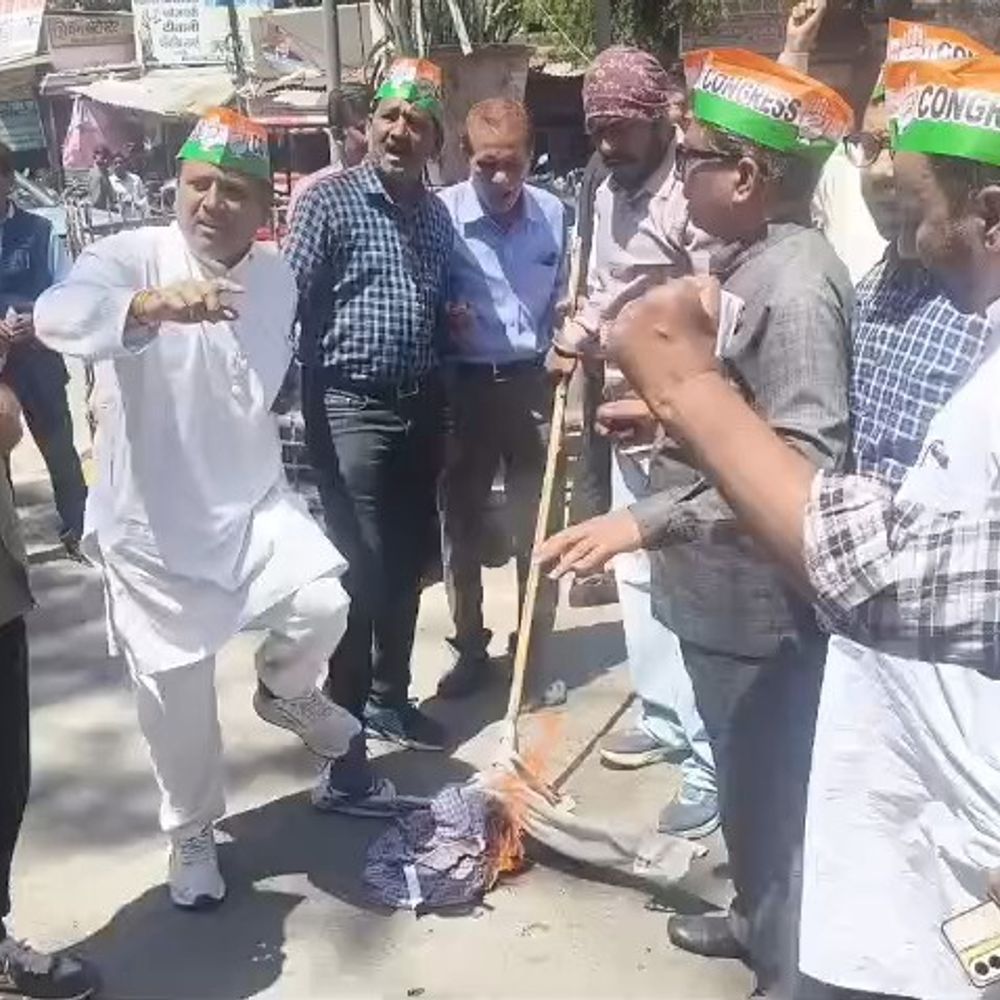 हिमंत बिस्वा सरमा के बयान पर कांग्रेस का प्रदर्शन:बरेली में पुतला फूंका, नेताओं ने लोकतांत्रिक मर्यादाओं के खिलाफ बताया