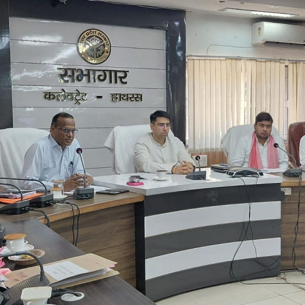 हाथरस में अंतिम मतदाता सूची जारी:जिले में 10.43 लाख मतदाता, राजनीतिक दलों के पदाधिकारियों के साथ DM की बैठक