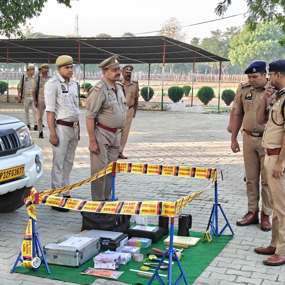 मैनपुरी की रिजर्व पुलिस लाइन में परेड का आयोजन:एसपी ने ली सलामी, किया निरीक्षण; फिटनेस के लिए पुलिसकर्मियों ने लगाई दौड़