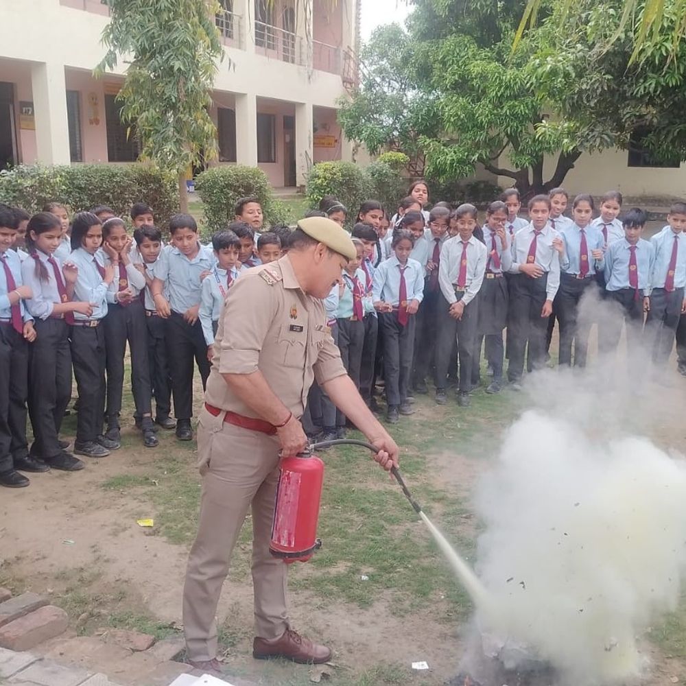 हापुड़ में अग्नि सुरक्षा अभियान, फायर स्टेशनों पर लैडर ड्रिल:स्कूलों-कॉलेजों में फायर ऑडिट, कर्मचारियों को प्रशिक्षण