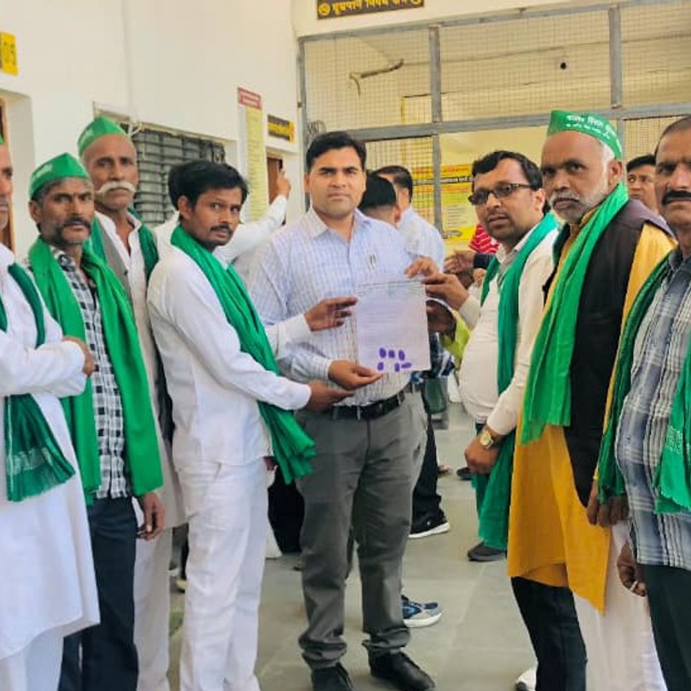 सम्भल में किसानों ने सौंपा ज्ञापन:बेमौसम बारिश के मुआवजे और स्मार्ट मीटर रोकने की मांग