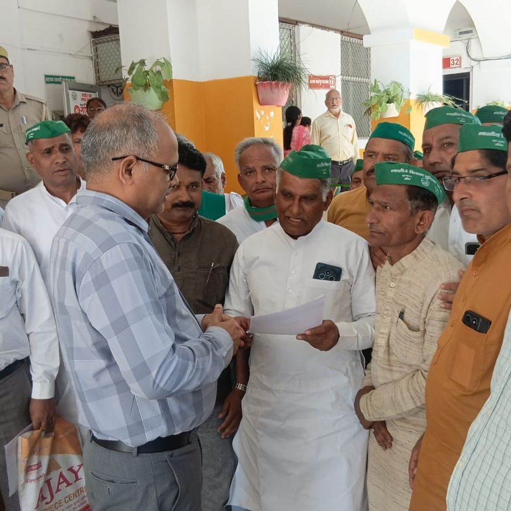 सहारनपुर में भाकियू मंढार ने डीएम को सौंपा ज्ञापन:छह सूत्रीय मांगों पर आंदोलन की चेतावनी, गेहूं खरीद केंद्र खोलने की मांग