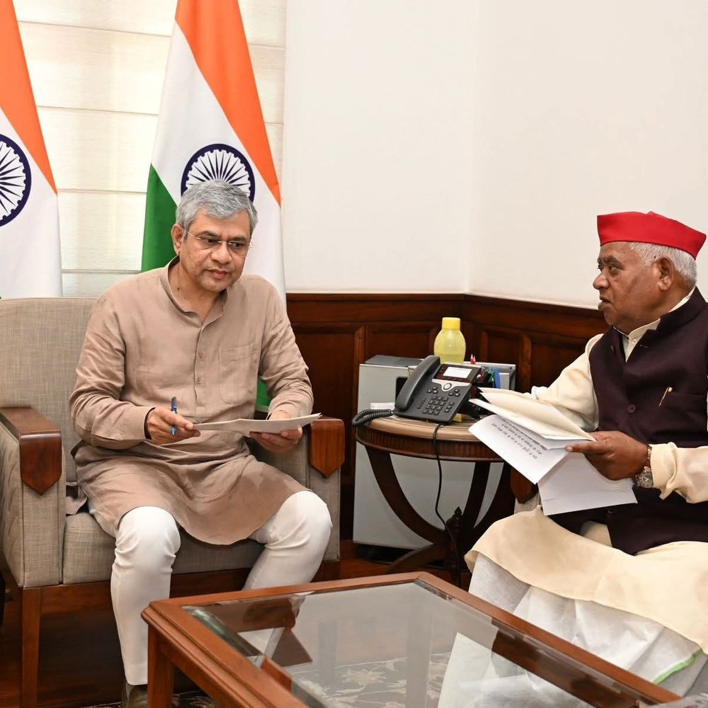 अयोध्या सांसद ने रेल मंत्री को सौंपा पत्र:रुदौली स्टेशन की समस्याओं के शीघ्र समाधान की मांग की