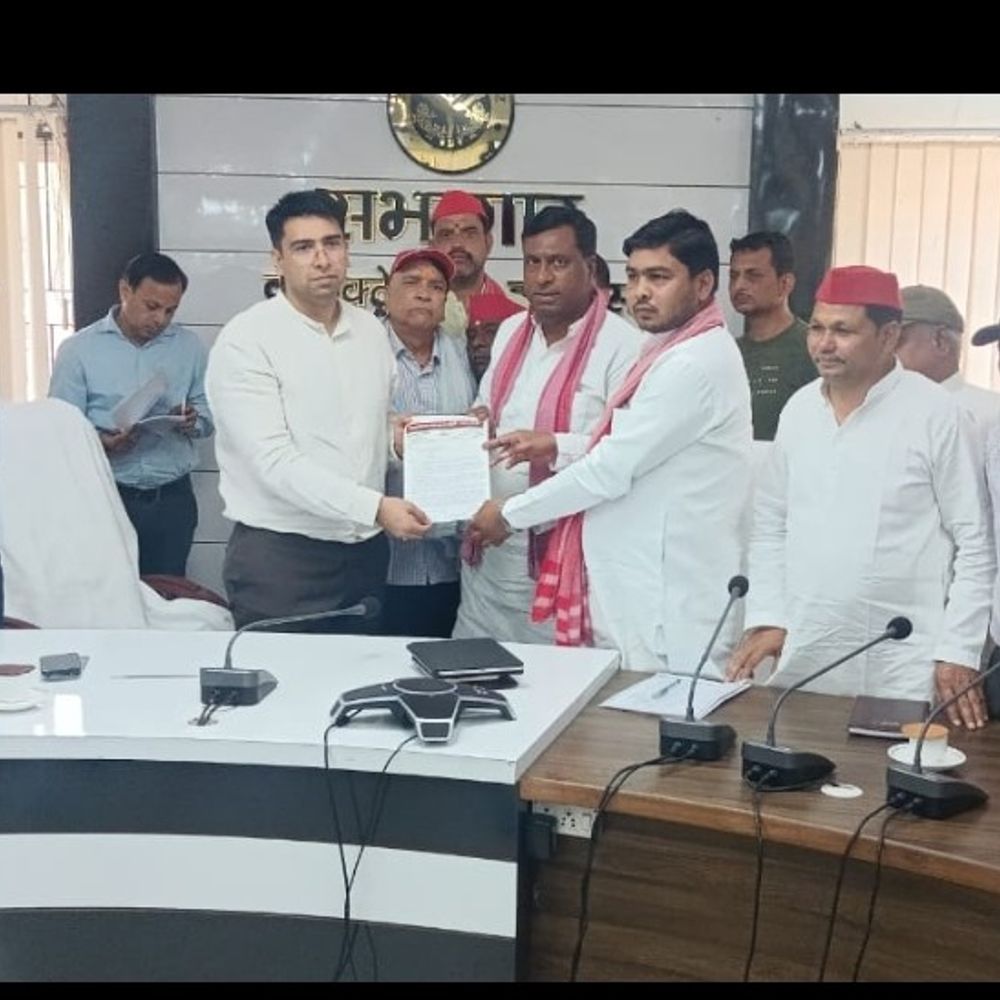 हाथरस में सपा ने डीएम को सौंपा ज्ञापन:किसानों को मुआवजा देने, रसोई गैस वितरण में सुधार करने की मांग