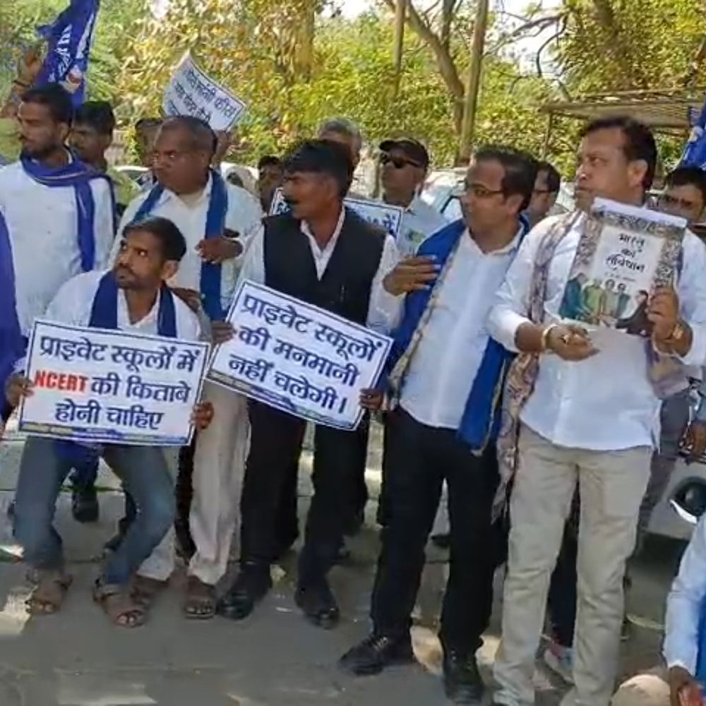 भीम आर्मी ने स्कूलों पर लगाए मनमानी फीस का आरोप:फिरोजाबाद में जिला प्रशासन को सौंपा ज्ञापन, कार्रवाई की मांग