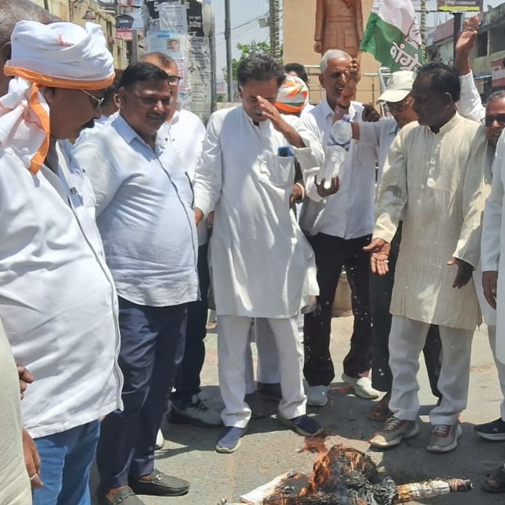 देवरिया में कांग्रेस ने किया प्रदर्शन:असम के मुख्यमंत्री के बयान पर पुतला फूंका, नारेबाजी की