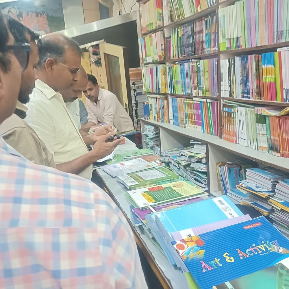 सेंट जॉर्जेस स्कूल में चल रहीं निजी महंगी किताब:अभिभावक की शिकायत पर विभाग ने माहेश्वरी बुक डिपो का किया निरीक्षण, 2 और स्कूलों का मिला बुकसेट