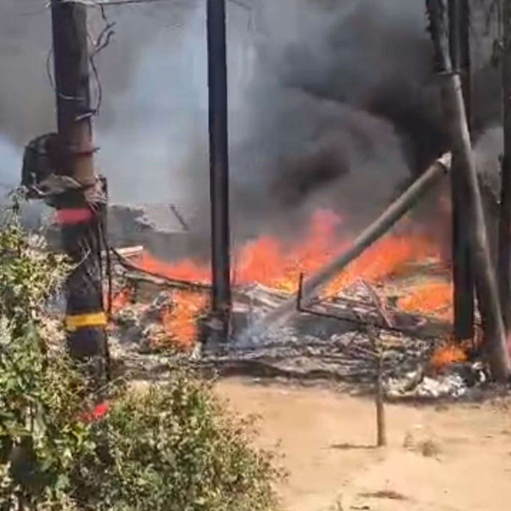 मेरठ में शॉर्ट सर्किट से झुग्गियों में आग:महिला ने भागकर बचाई जान, बिजली घर भी चपेट में आया