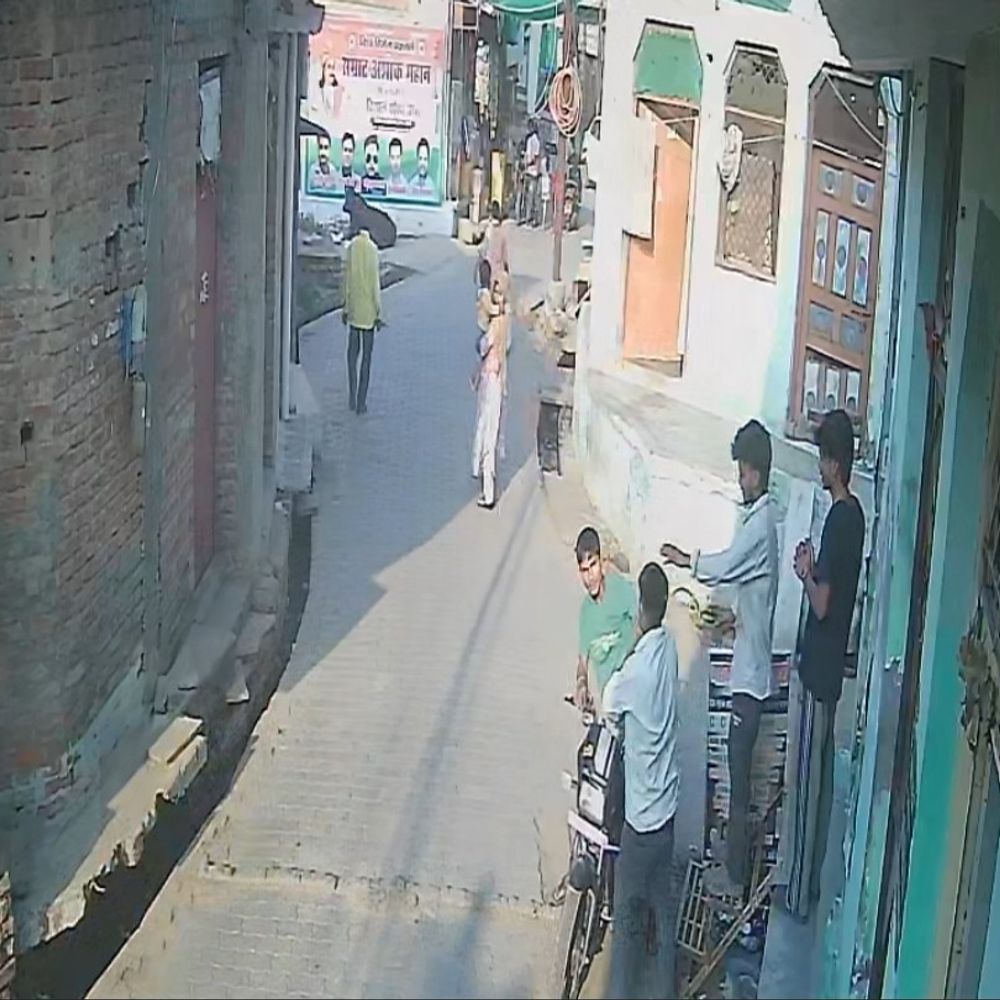 जालौन में दलित युवक से मारपीट:थप्पड़ और घूंसे मारे, घटना सीसीटीवी में हुई कैद; पुलिस जांच में जुटी