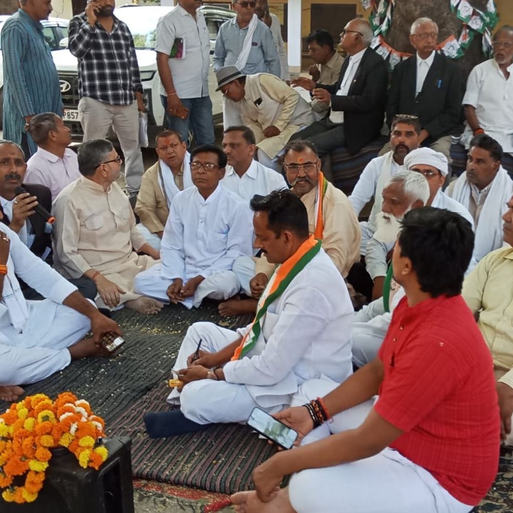 मिर्जापुर में टोल प्लाजा के खिलाफ चौथे दिन धरना:कांग्रेसियों के नेतृत्व में प्रदर्शन, कई संगठनों का मिला समर्थन