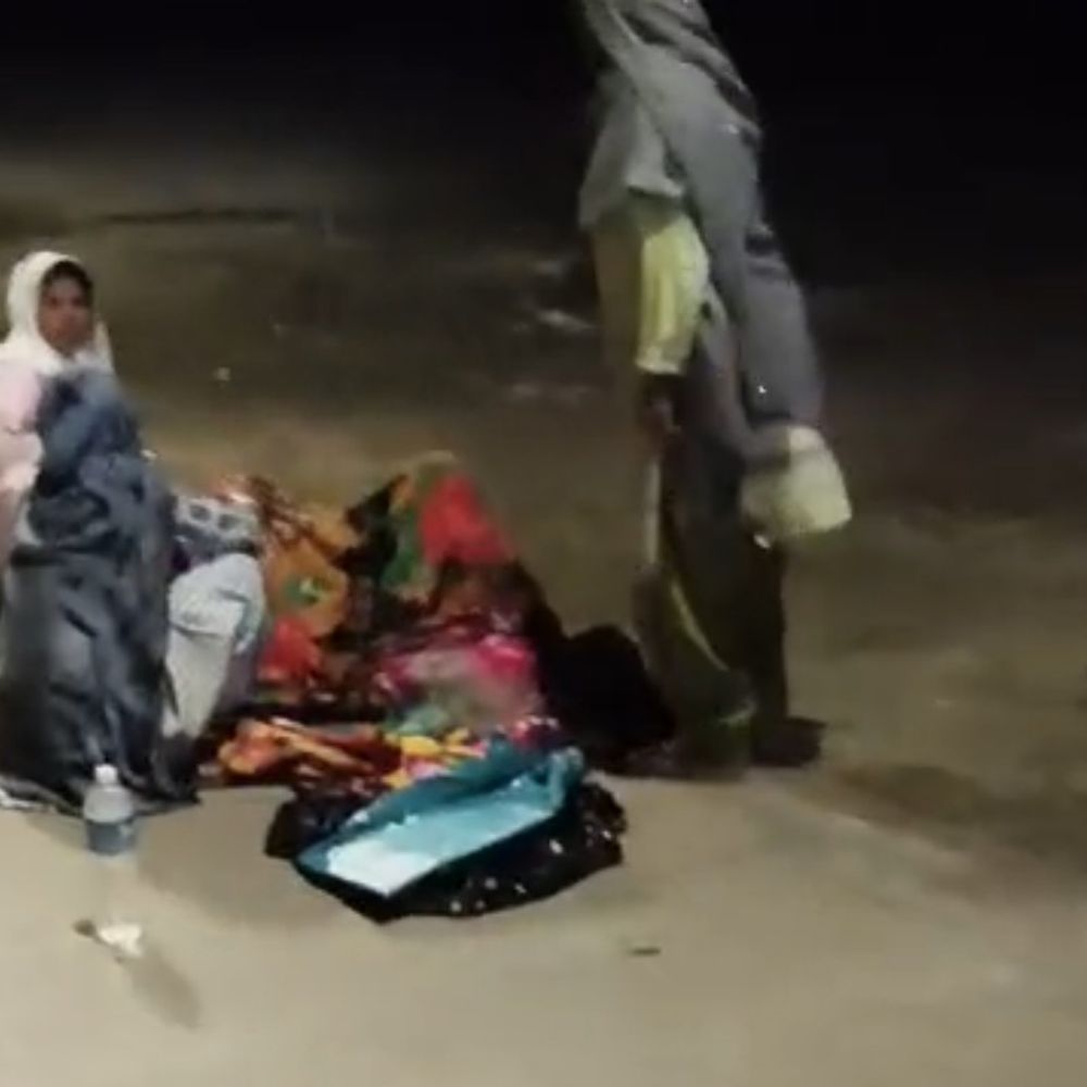 अस्पताल के बाहर सड़क पर हुआ महिला का प्रसव:परिजनों ने स्टाफ पर 50 हजार रुपए मांगने का आरोप लगाया, सीएमएस बोले- जांच कर कार्रवाई होगी